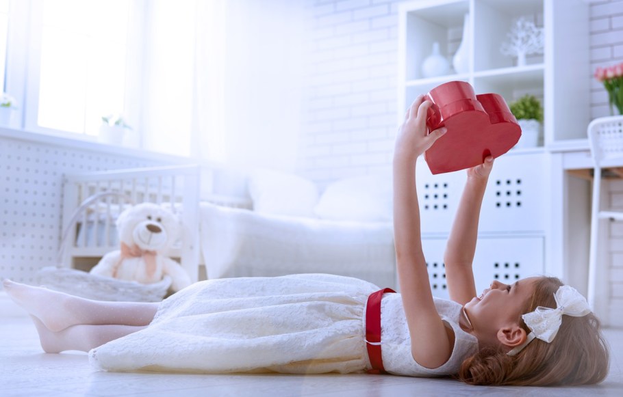 Чулок с подарком возле кровати для детей