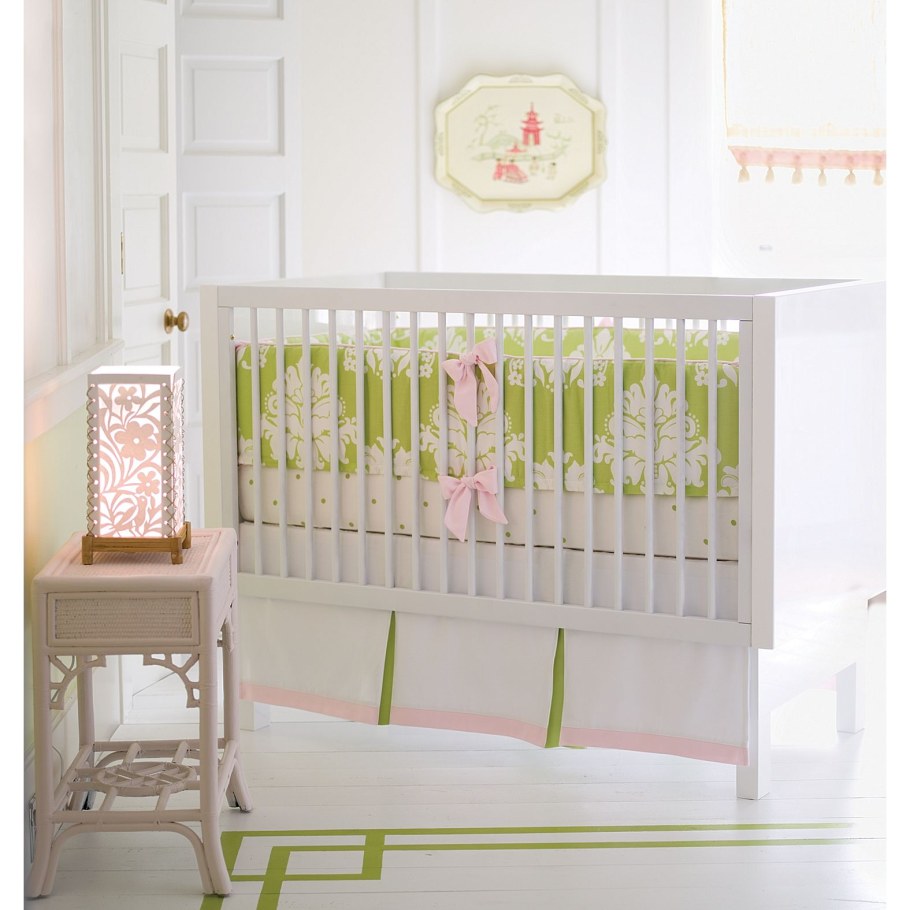 Кроватка белая с розовой постелькой детская