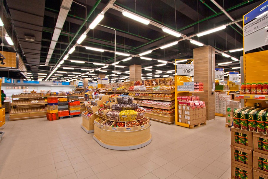 Торговый зал продуктового магазина