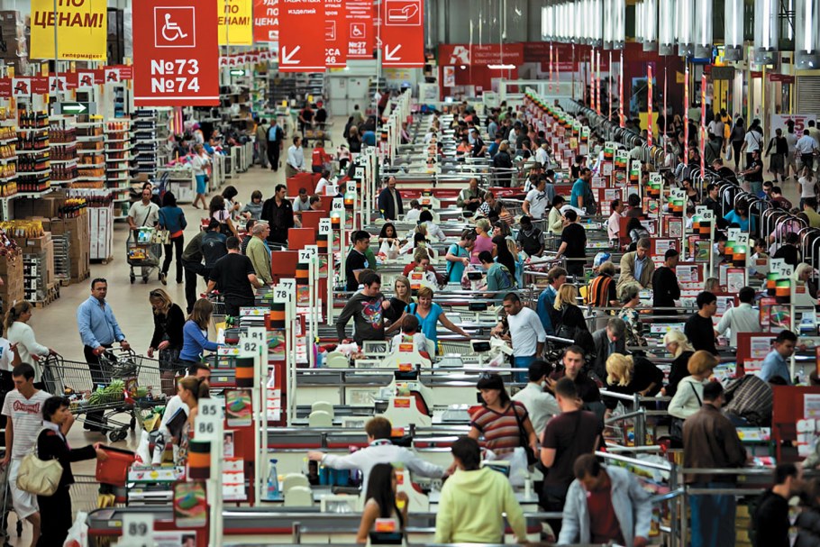 Много людей в супермаркете