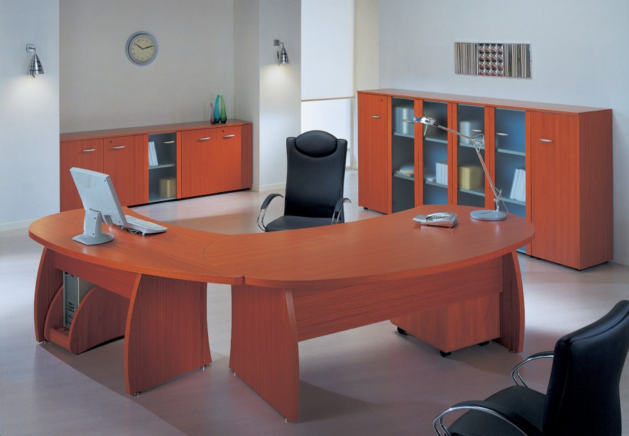Полукруглый стол для рабочего кабинета