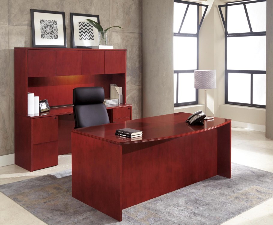 Офис с мебелью цвета вишня