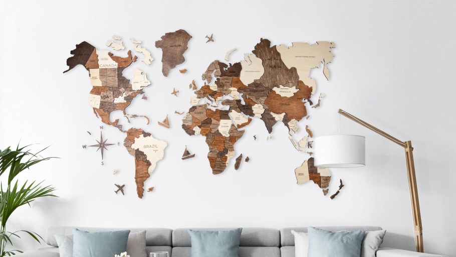 Карта мира из дерева в интерьере