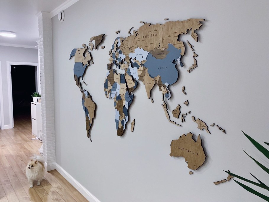 Материки на стене декор