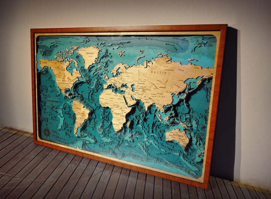 Деревянный атлас на стену