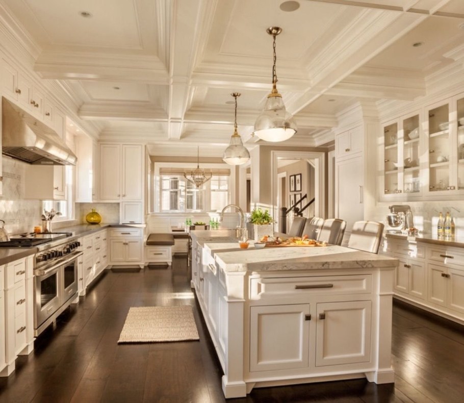 Кухня в классическом стиле стиле с островом