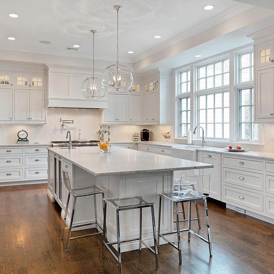 Светлая кухня в американском стиле