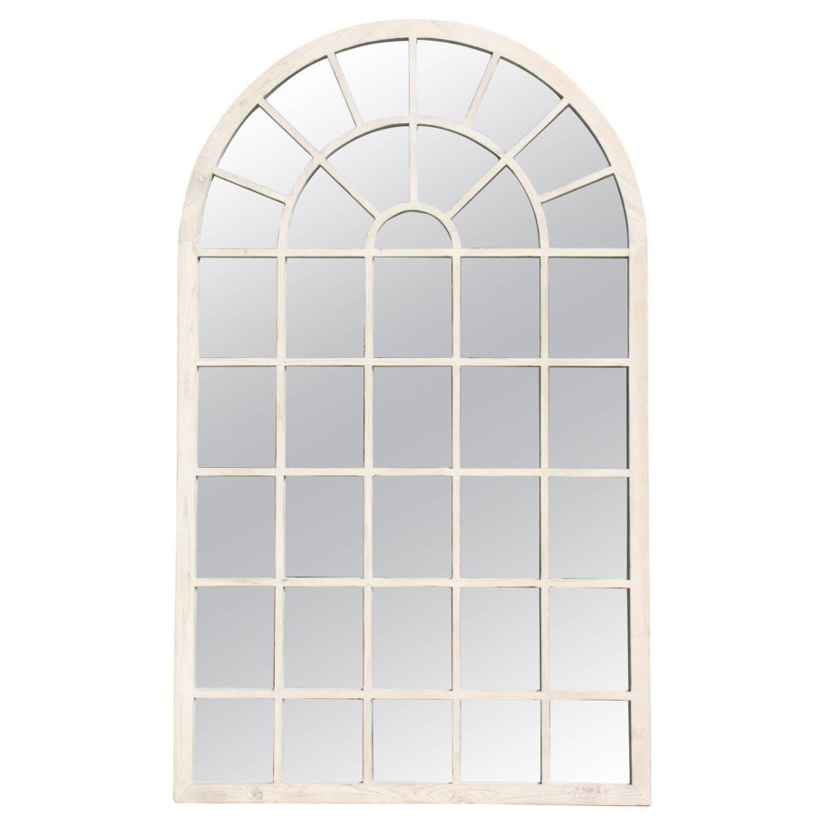 Арочное окно на белом фоне