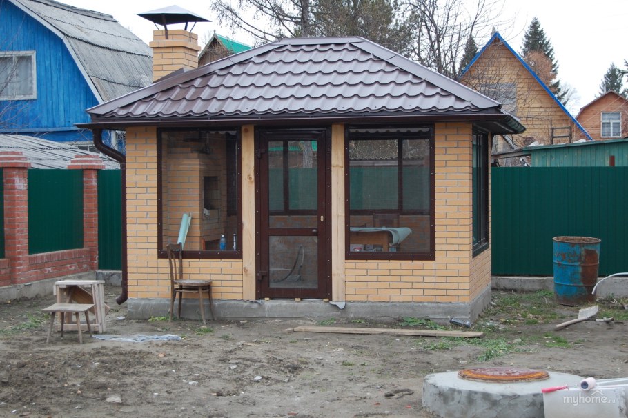 Закрытая кирпичная беседка 5х4