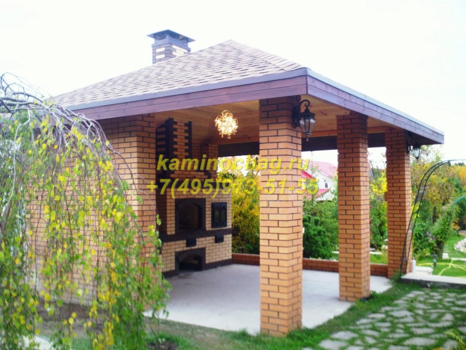 Беседка с кирпичными столбами