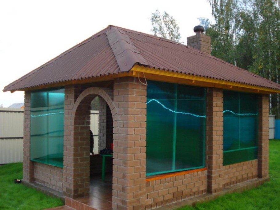 Закрытая кирпичная беседка 5х4