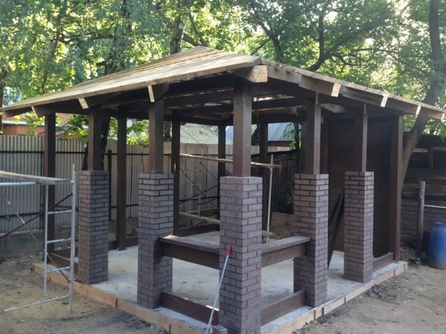 Беседка с кирпичными столбами
