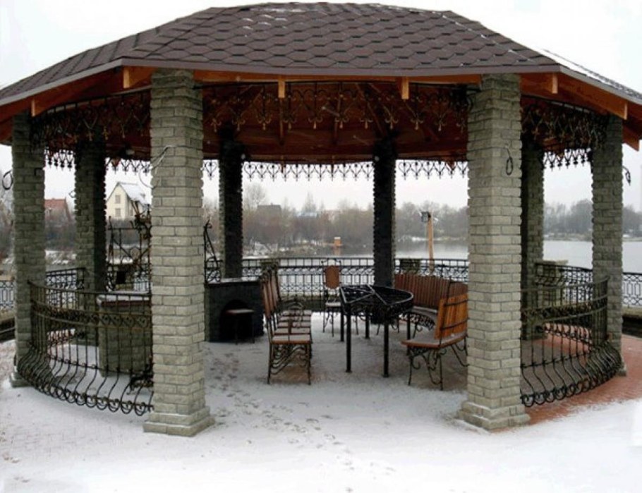 Шестиугольная беседка из кирпича с мангалом