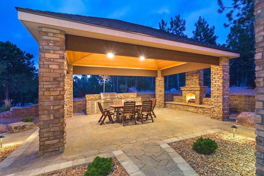 Беседка с колоннами из кирпича