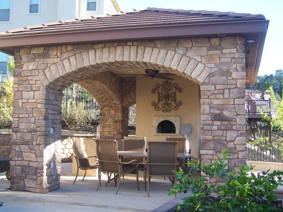 Каменные беседки с барбекю