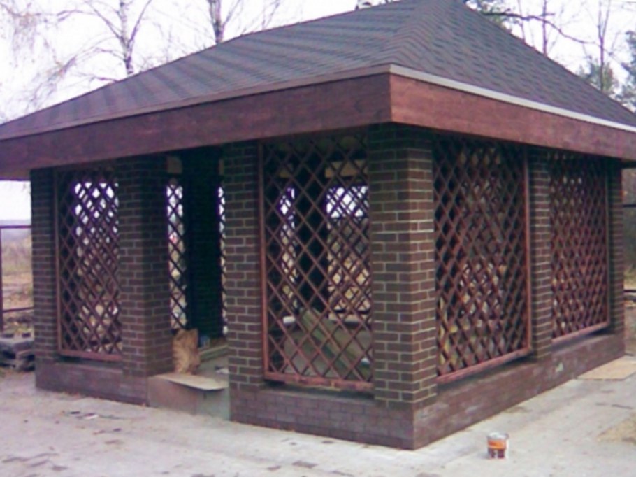 Беседка с кирпичными столбами
