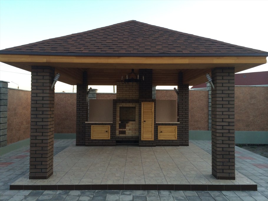 Беседка с четырехскатной крышей и мангалом
