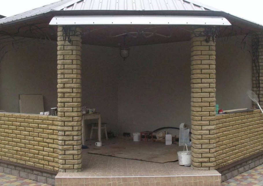 Беседка iz kirpicha