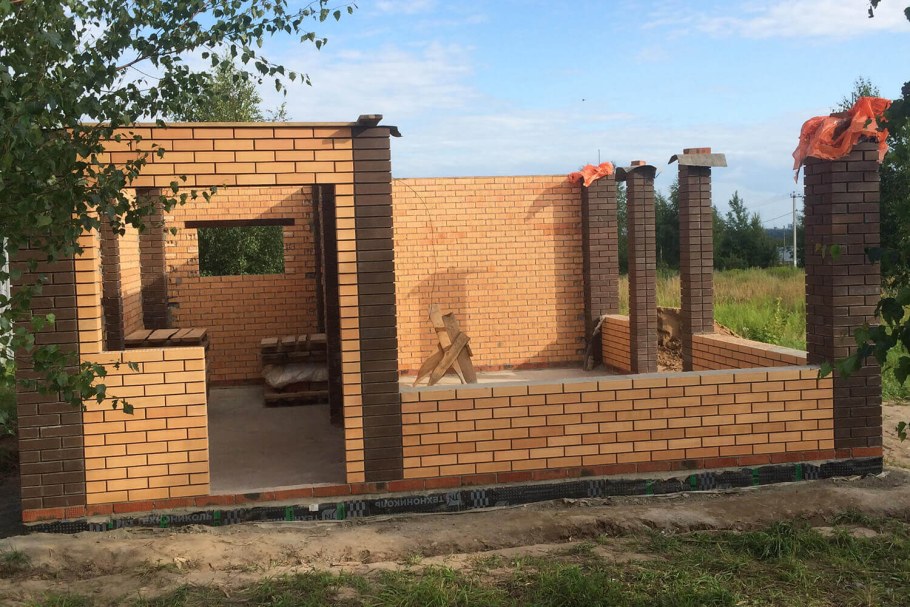 Хозблок из кирпича