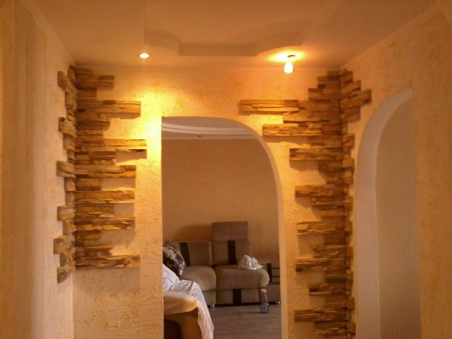 Отделка межкомнатной арки декоративным камнем