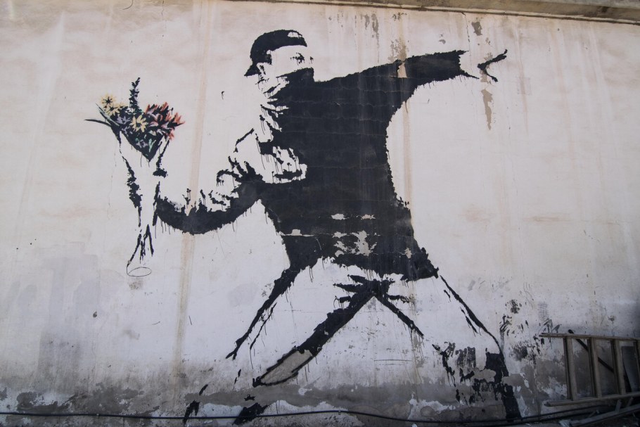 Метатель цветов Бэнкси