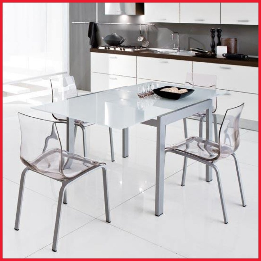 Прозрачный стол и стулья на кухню