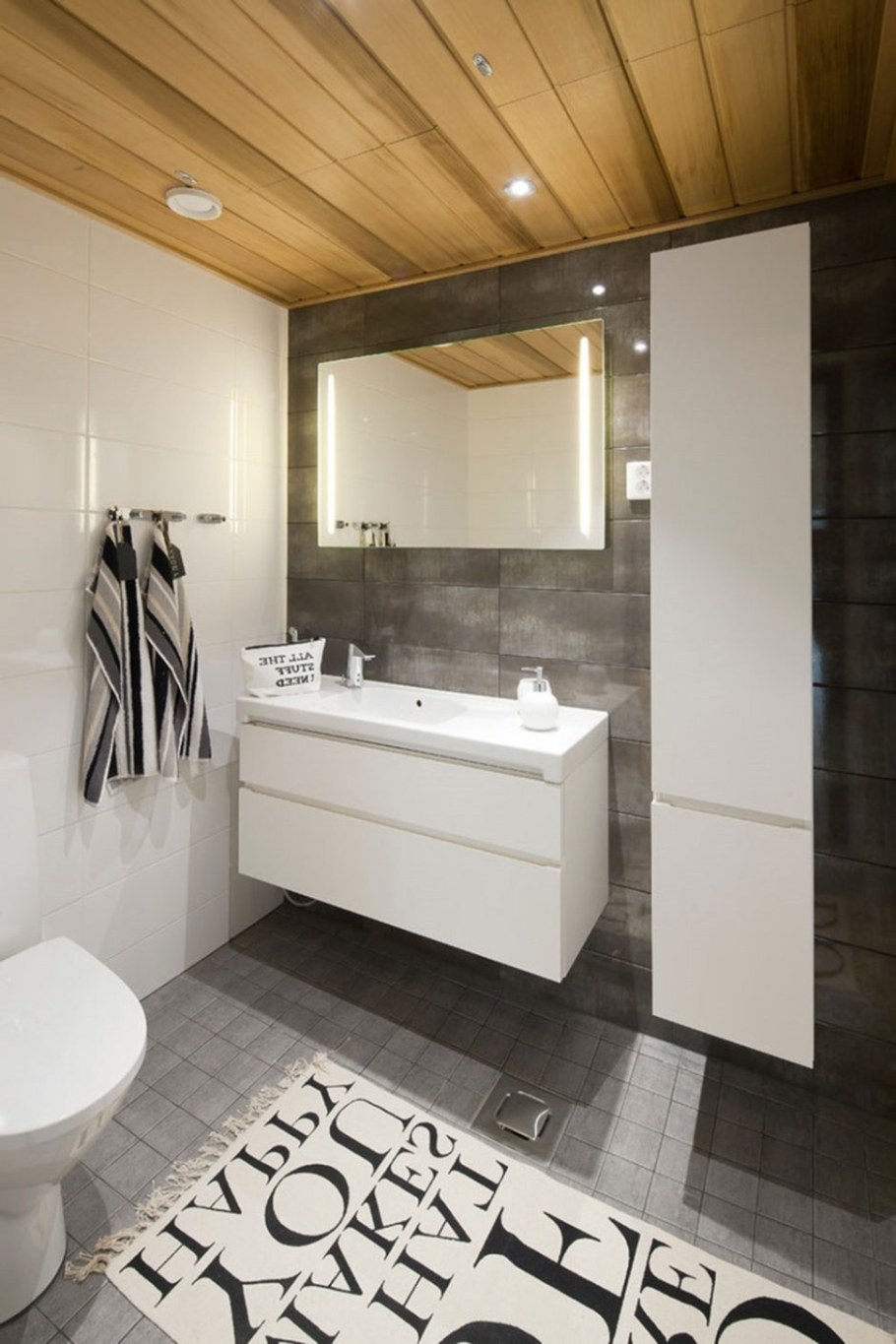 Ванна белая с деревом