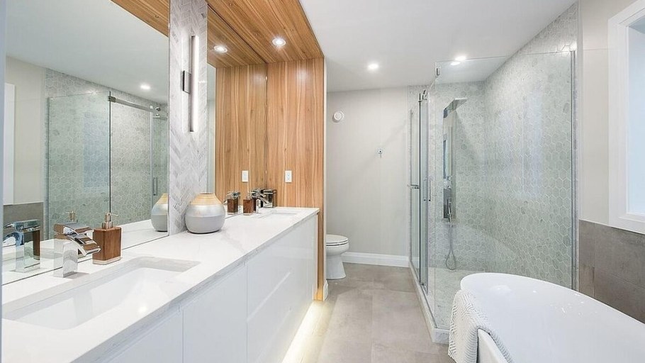 Белая ванная с деревянными элементами