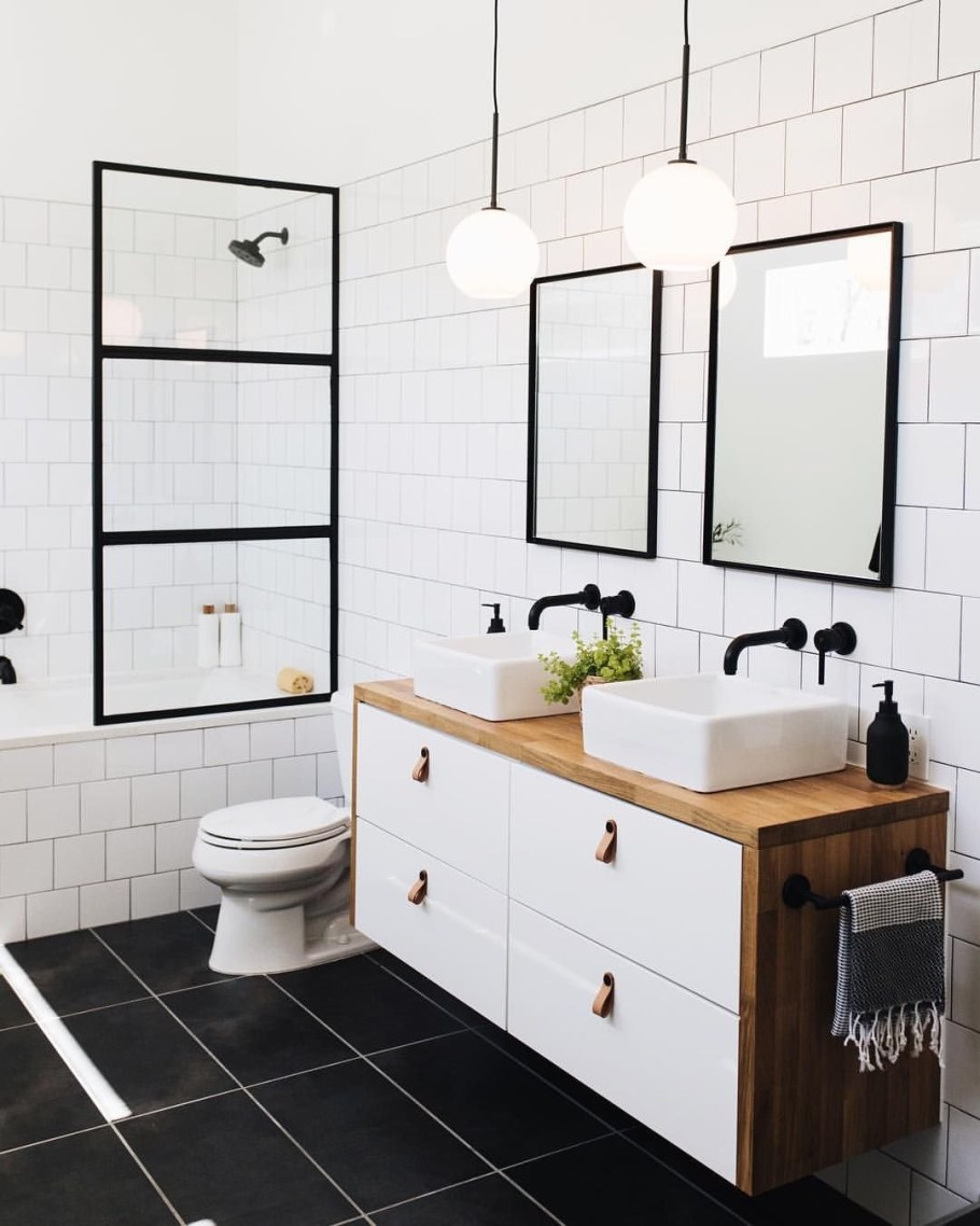 Ванная белая с деревом