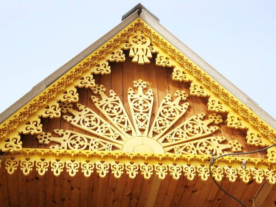 Домовая прорезная резьба по дереву