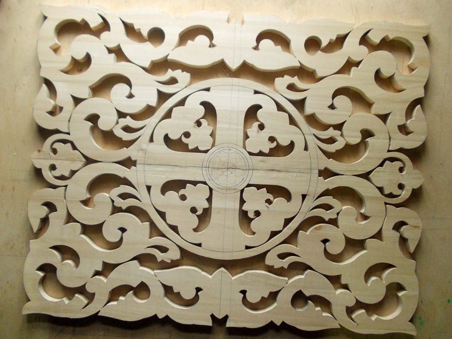 Прорезная пропильная резьба по дереву