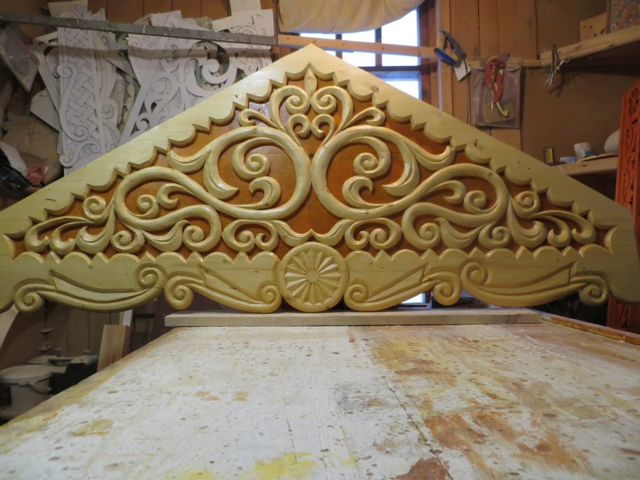 Прорезная резьба по дереву