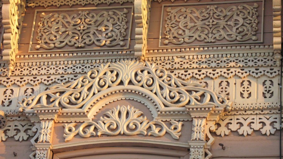 Прорезная пропильная резьба по дереву