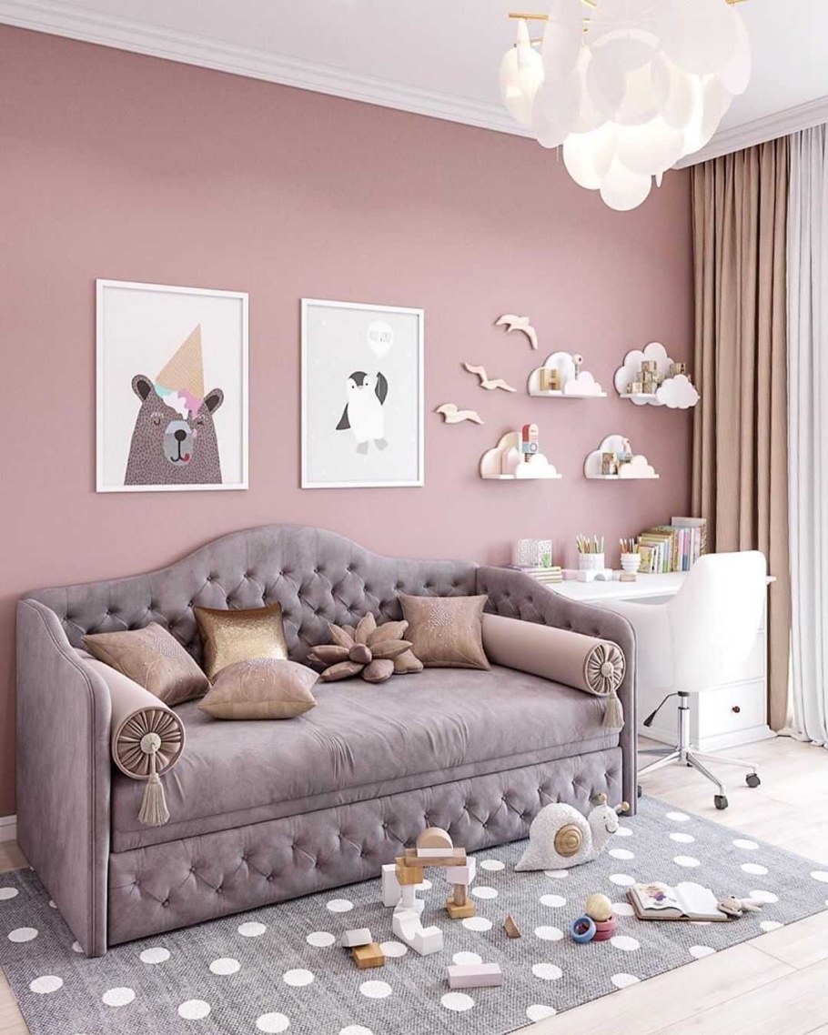 Комната для девочки с диваном