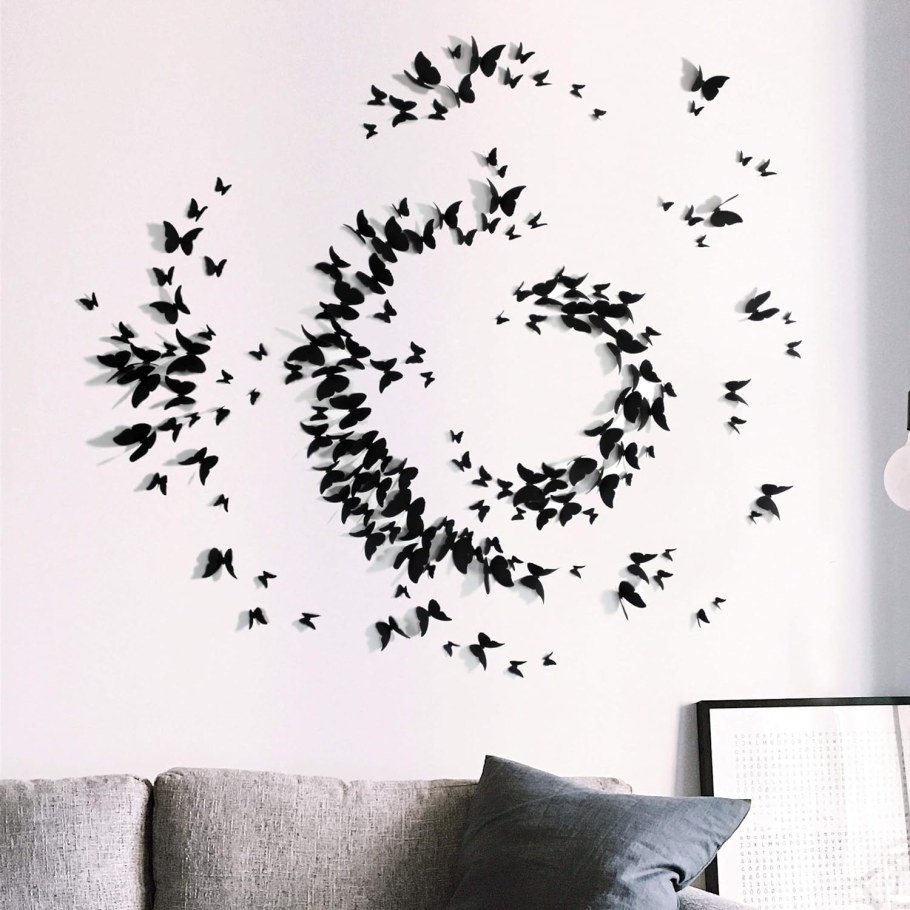 Композиция из бабочек на стене