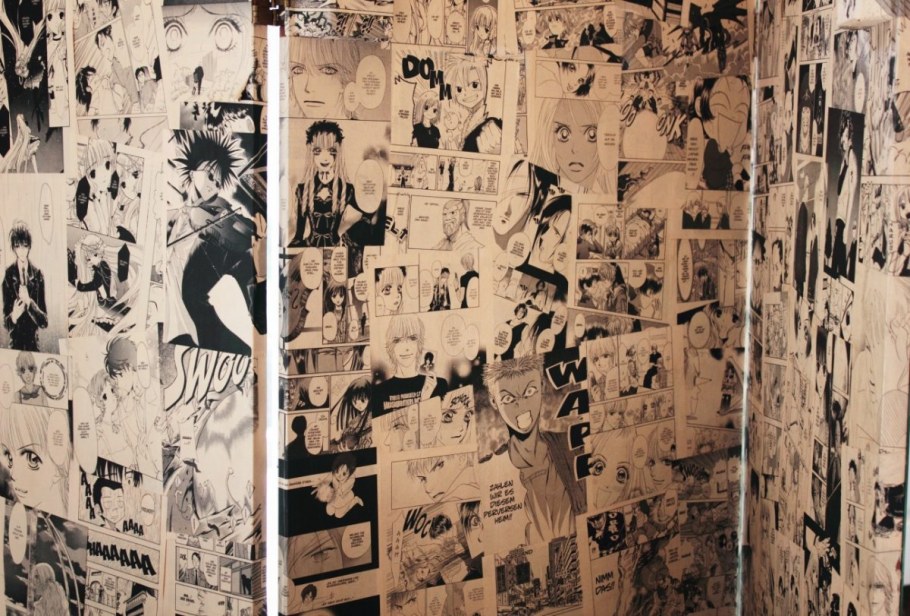 Манга на стене в комнате