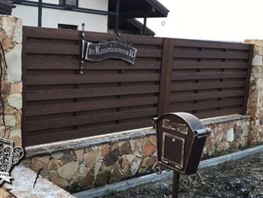 Адресная табличка на деревянном заборе