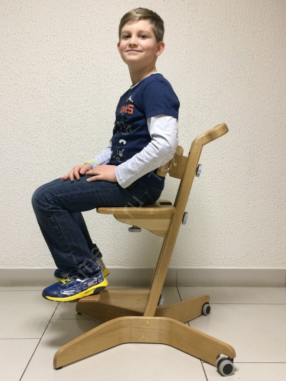 Стул для школьника с подножкой