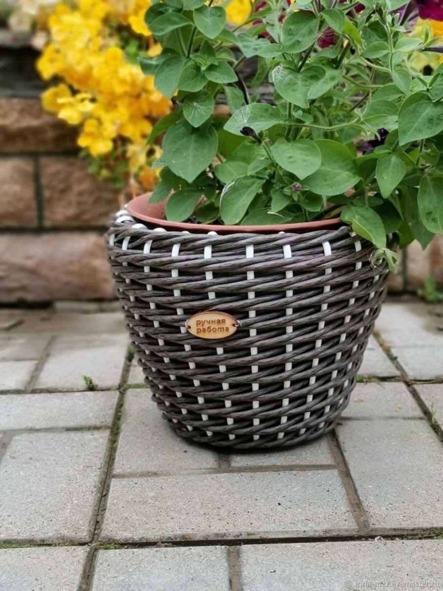 Кашпо из искусственного ротанга
