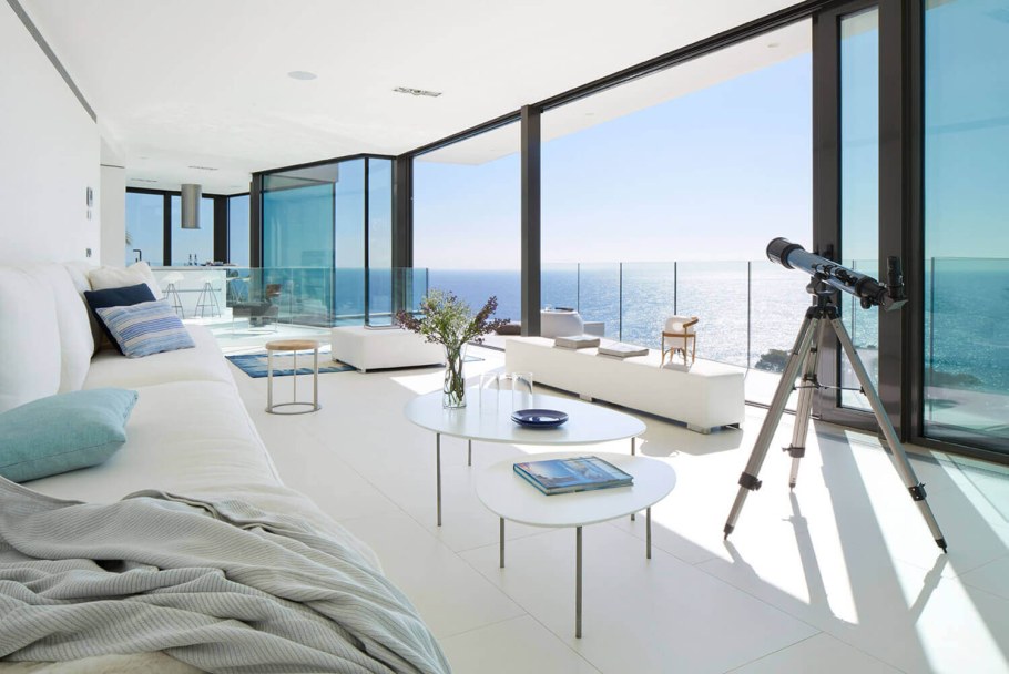 Панорамные окна с видом на море