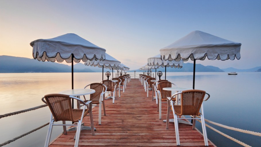 Столики кафе на пирсе