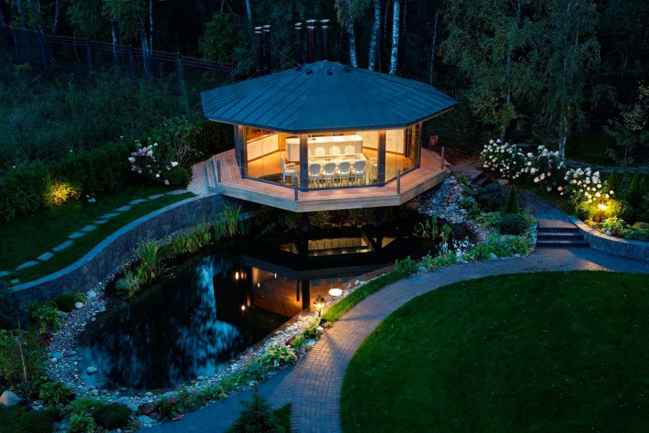 Беседка у пруда