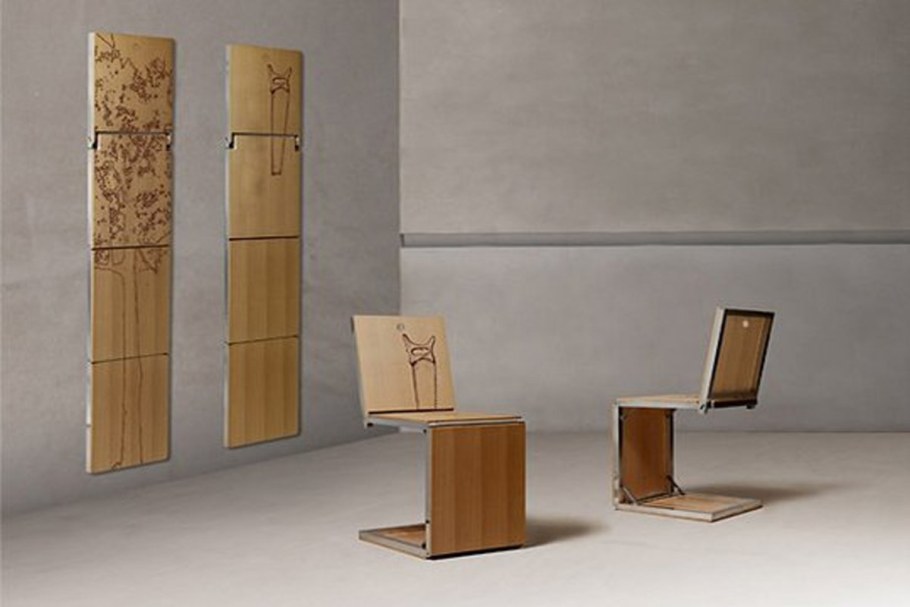 Складные стулья на стене