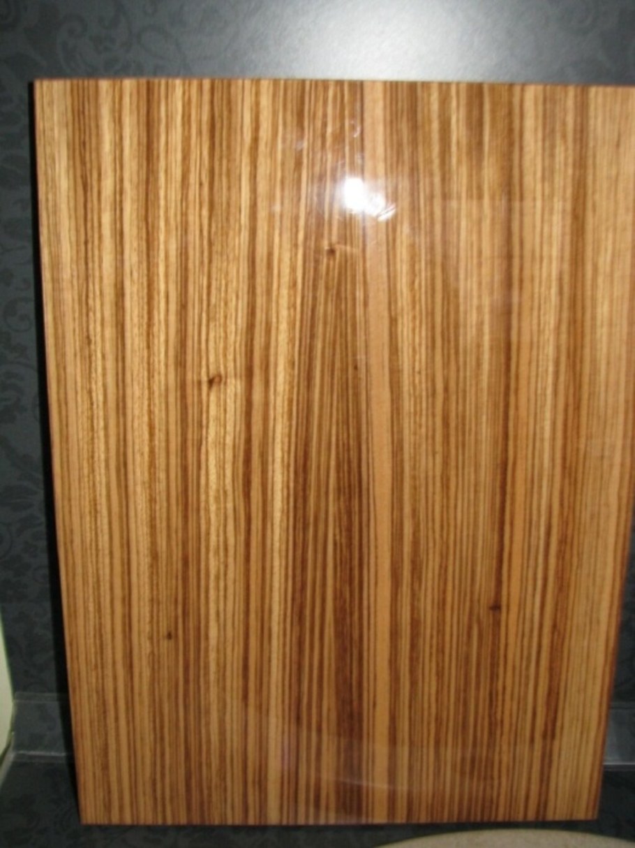 Высокоглянцевый шпон зебрано