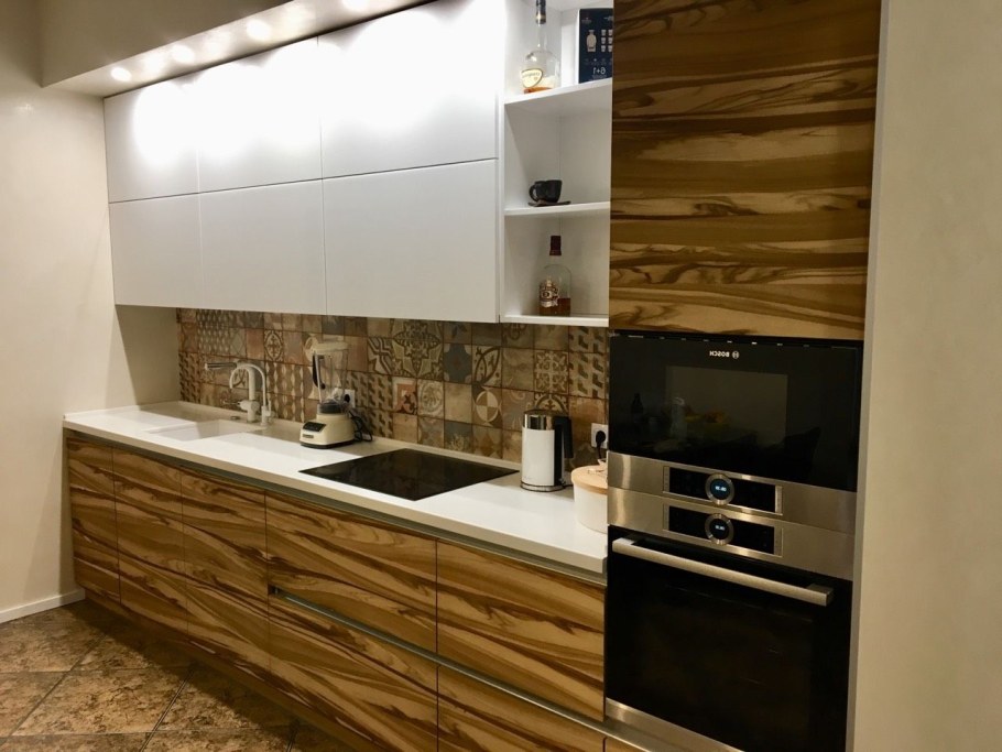 Кухня с фасадами под дерево