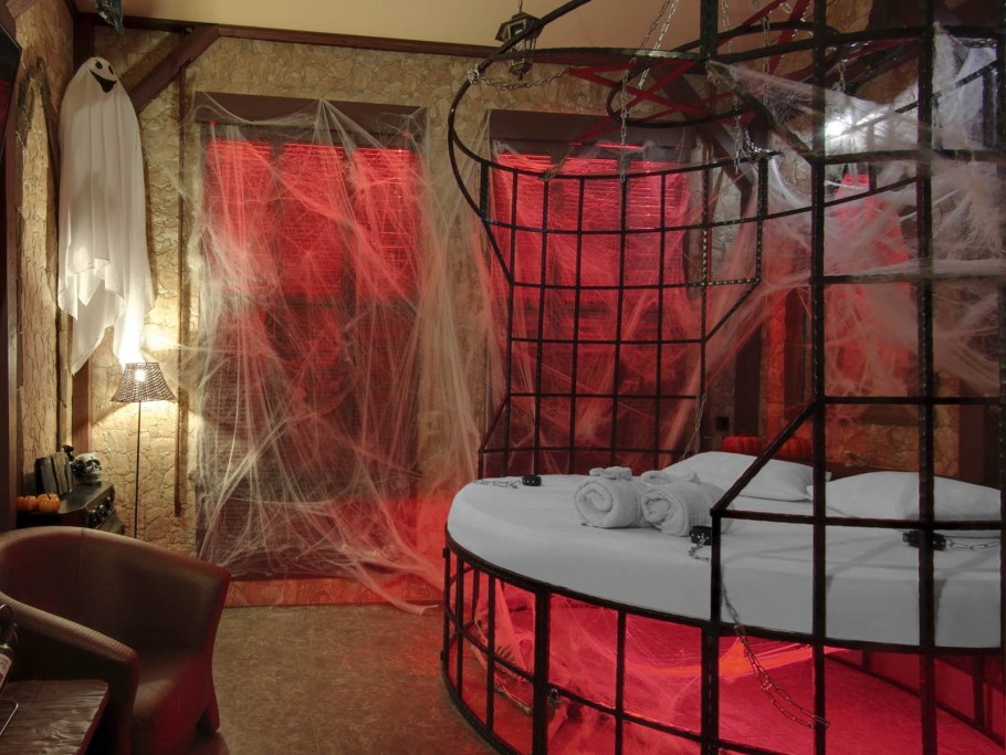 Подушкин красная комната