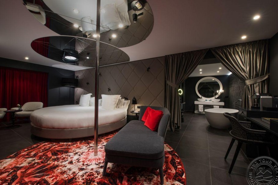 Спальня с пилоном