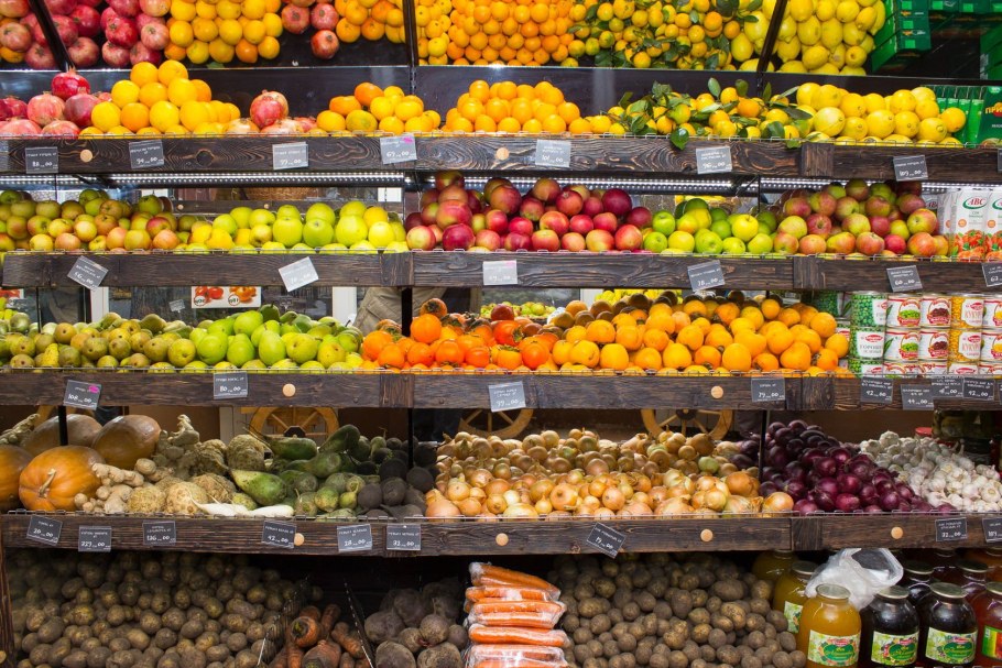 Витрина фрукты