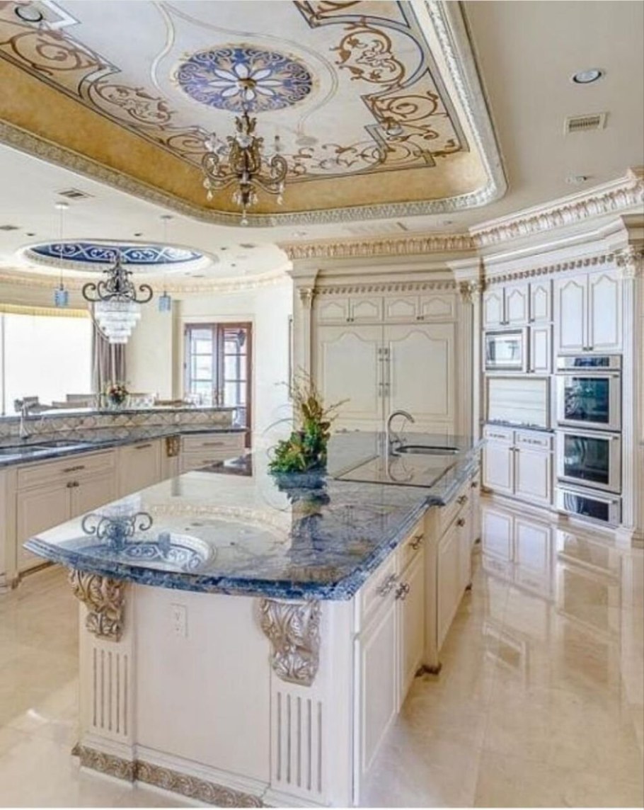 Кухня белая в дворцовом стиле