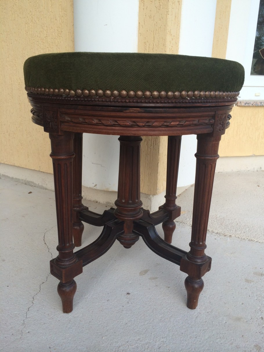 Антикварный стул для пианино